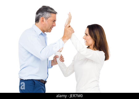 Uomo violento grabbing mogli dei polsi Foto Stock