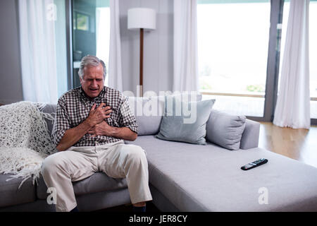Senior l uomo che soffre di un attacco di cuore Foto Stock