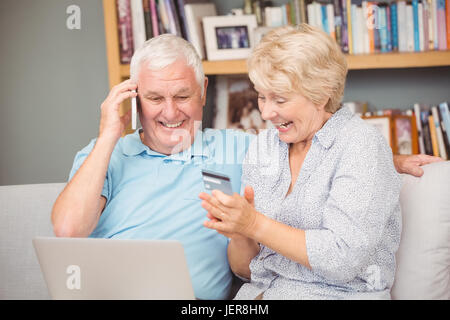 Emozionato coppia senior utilizzando laptop Foto Stock