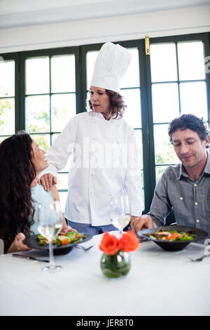 Giovane lamentando il cibo di chef Foto Stock