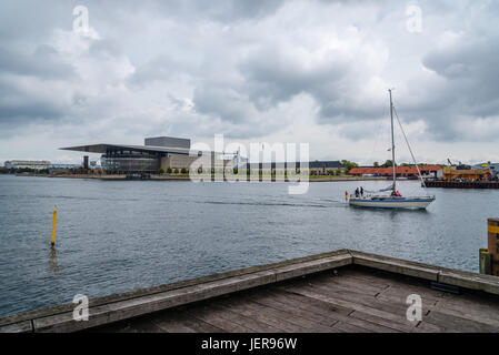 Copenhagen, Danimarca - 12 agosto 2016: nave a vela con tourist sul porto di Copenaghen con la Opera House di nuova costruzione su sfondo. Nuvoloso Giorno di estate Foto Stock