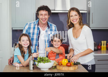 Ritratto di famiglia felice in cucina Foto Stock