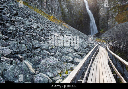 Percorso di legno che conducono a cascata Foto Stock