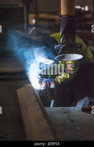 Saldatura dell'uomo Foto Stock