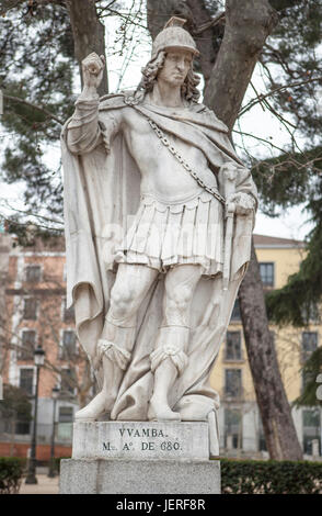 Madrid, Spagna - 26 febbraio 2017: scultura di Wamba a Plaza de Oriente, Madrid. Egli era un re visigota di Hispania 672 a 680 Foto Stock