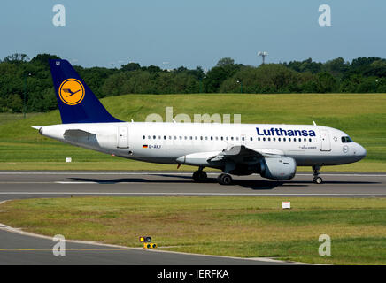 Lufthansa Airbus A319-100 pronto al decollo all'Aeroporto di Birmingham, UK (D-AILI) Foto Stock