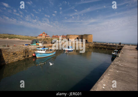 Fishning barche nel porto Beadnell, Northumberland Foto Stock