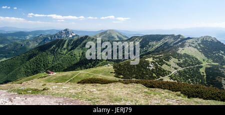 Spettacolare panorama di montagna con la mala fatra cresta principale da chleb a maly rozsutec collina dalla collina più alta di Mala Fatra montagne - Velky Krivan - d Foto Stock