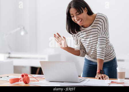 Felice donna positivo saluto il suo amico Foto Stock