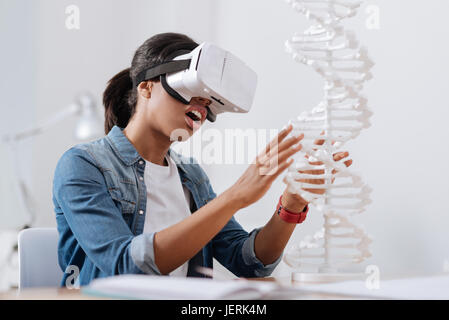 Bella donna piacevole studiare microbiologia Foto Stock