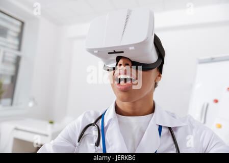 Professional medico donna che indossa gli occhiali 3D Foto Stock