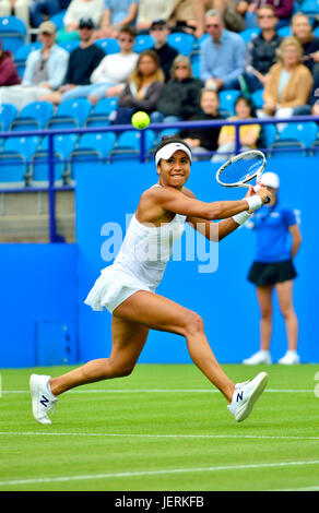 Heather Watson (GB) Giocare il rovescio sul Centre Court. 25 giugno 2017, Eastbourne Foto Stock