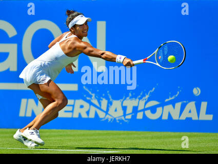 Heather Watson (GB) Giocare il rovescio sul Centre Court, Eastbourne. Il 26 giugno 2017 Foto Stock