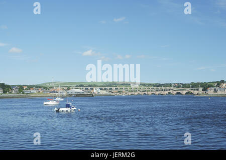 Fiume Tweed estuario per ponti di Berwick upon Tweed Foto Stock