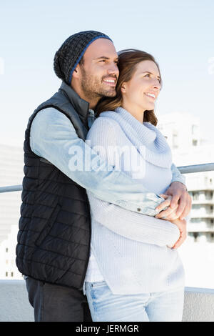 Felice coppia giovane abbracciando Foto Stock