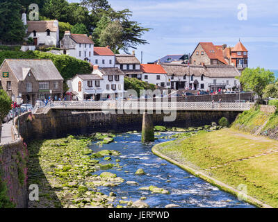 12 Giugno 2017: Lynmouth, Devon, Inghilterra, Regno Unito - una vista del fiume Lyn e Mars Hill su una soleggiata giornata estiva a Lynmouth, North Devon, Inghilterra, Regno Unito. Foto Stock