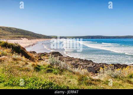 La spiaggia a Woolacombe, North Devon, Inghilterra, Regno Unito, su uno dei giorni più caldi dell'anno. Foto Stock