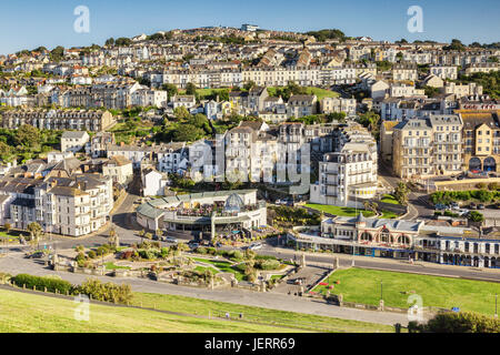 17 Giugno 2017: Ilfracombe, North Devon, Inghilterra, Regno Unito - Una vista sopra la città da Capstone Hill, con l Ammiraglio Collingwood e il Crazy Golf, Foto Stock