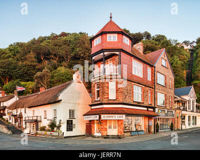 19 Giugno 2017: Lynmouth, Devon, Regno Unito - Edifici all angolo della strada lungo il fiume e la spianata in Lynmoth, Devon all'alba. Foto Stock