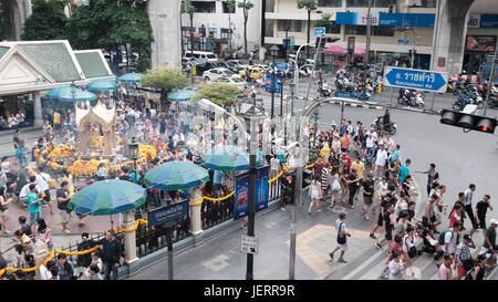 Santuario di Erawan San Thao Maha Phrom Pathum Wan, Bangkok in Thailandia del sud-est asiatico di giunzione Ploenchit e strade Rajadamri Foto Stock