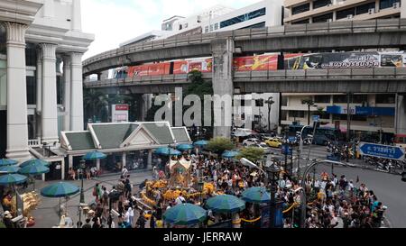 Santuario di Erawan San Thao Maha Phrom Pathum Wan, Bangkok in Thailandia del sud-est asiatico di giunzione Ploenchit e strade Rajadamri Foto Stock