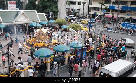 Santuario di Erawan San Thao Maha Phrom Pathum Wan, Bangkok in Thailandia del sud-est asiatico di giunzione Ploenchit e strade Rajadamri Foto Stock