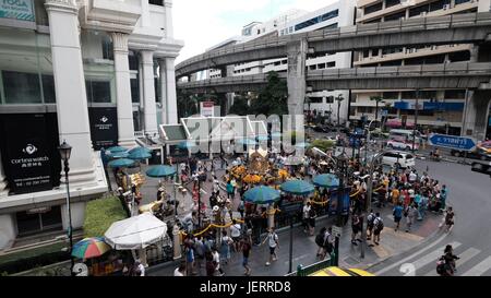 Santuario di Erawan San Thao Maha Phrom Pathum Wan, Bangkok in Thailandia del sud-est asiatico di giunzione Ploenchit e strade Rajadamri Foto Stock