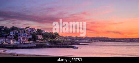 Panorama di Saint Jean de Luz spiaggia al tramonto, Francia Foto Stock