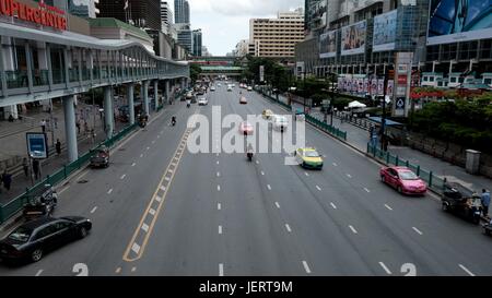 Il nuovo skywalk sulla strada Ratchadamri Bangkok in Thailandia Foto Stock