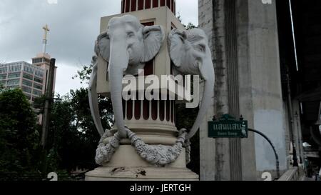 Ponte di elefante Hua Chang Chaleumla ponte 56 Bridge Pathumwan Bangkok in Thailandia del sud-est asiatico Foto Stock