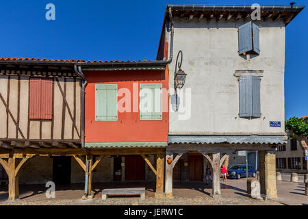 Mirepoix città. Colorata semi-case con travi di legno sono supportati su colonne di legno, creando una magnifica galleria coperta round colorato piazza centrale. Foto Stock