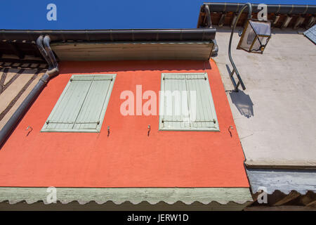 Mirepoix città. Colorata semi-case con travi di legno sono supportati su colonne di legno, creando una magnifica galleria coperta round colorato piazza centrale. Foto Stock