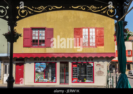 Case colorate rotondo quadrato centrale nella città di Mirepoix. Ariège, Francia. Foto Stock