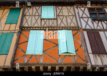 Mirepoix città. Colorata semi-case con travi di legno sono supportati su colonne di legno, creando una magnifica galleria coperta round colorato piazza centrale. Foto Stock