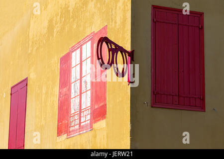 Mirepoix città. Colorata semi-case con travi di legno sono supportati su colonne di legno, creando una magnifica galleria coperta round colorato piazza centrale. Foto Stock