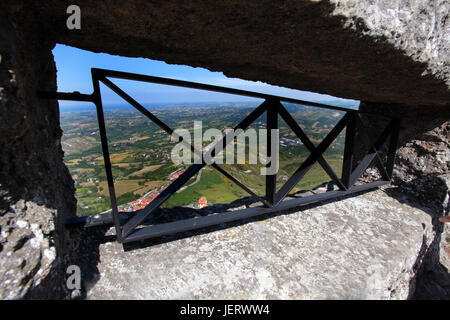 Vista panoramica della pianura dalle pareti del san Marino Castello Foto Stock