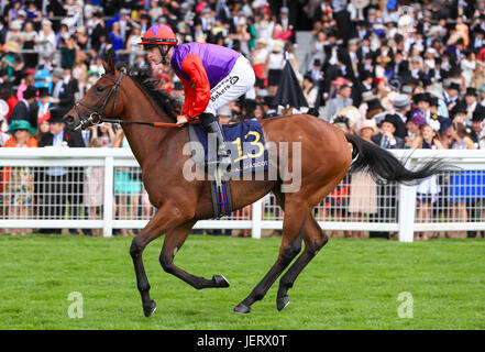 Di Fede cavalcato da fantino Richard Kingscote va al post prima il Chesham Stakes Foto Stock