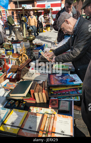 Una fase di stallo nel mercatino delle pulci di Rastro intorno Lavapies e Embajadores nel centro di Madrid, Spagna. Foto Stock