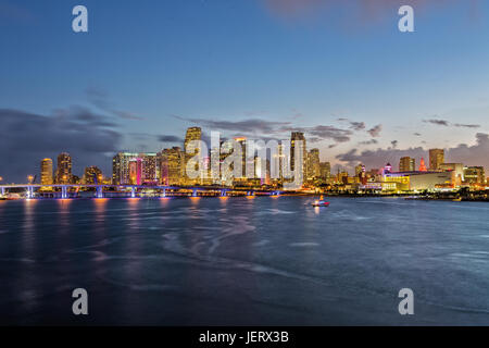 Il centro di Miami di notte Foto Stock