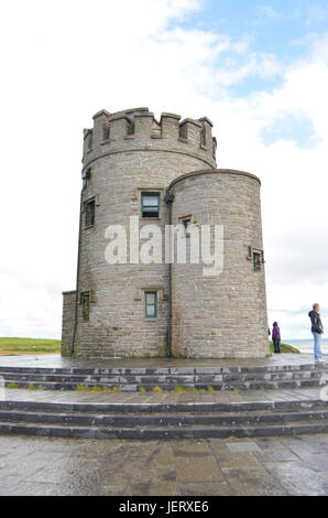 Foto ritratto dell'O'Brien's Tower in scogliere di Moher nella contea di Clare, Irlanda Foto Stock
