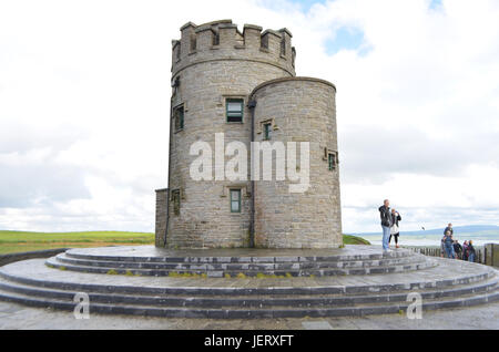 Immagine del paesaggio dell'O'Brien's Tower in scogliere di Moher nella contea di Clare, Irlanda Foto Stock