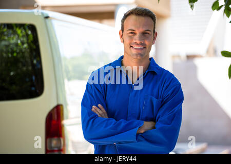 Mechanic in piedi vicino la sua auto Foto Stock