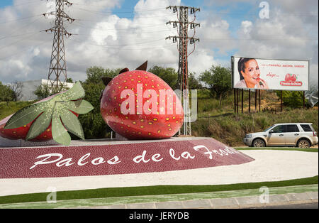 Una rotatoria con fragola gigante scultura in Palos de la Frontera, un centro principale per la produzione di fragole in provincia di Huelva, Andalusia, Spagna Foto Stock