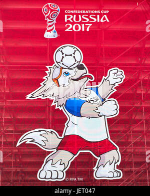 SOCHI, ADLER, RUSSIA - Giugno 18, 2017: Wolf Zabivaka sul tabellone per le affissioni con i simboli della FIFA Confederations Cup 2017 Foto Stock