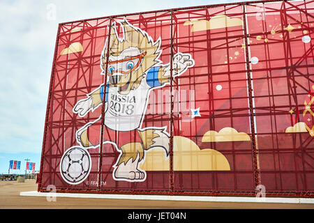 SOCHI, ADLER, RUSSIA - Giugno 18, 2017: Wolf Zabivaka sul tabellone per le affissioni con i simboli della FIFA Confederations Cup 2017 Foto Stock