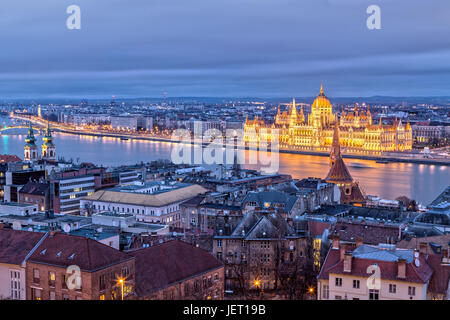 Vista aerea del parlamento ungherese edificio in Budapest di notte Foto Stock