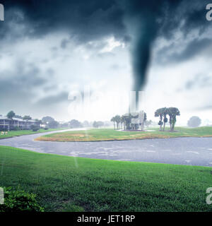 Case sul verde paesaggio oltre il tornado sky. Foto Stock