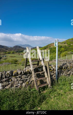 Fino e oltre a stile nelle colline di Snowdonia, il Galles del Nord. Foto Stock