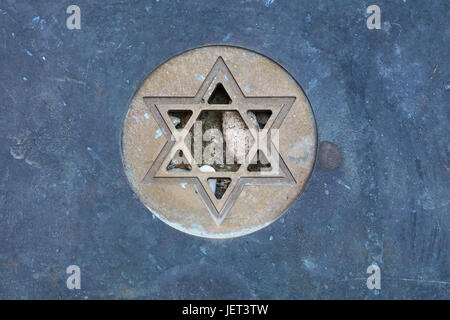 Metallo Stella di Davide (Magen David) ebreo simbolo in pietra tombale, close up Foto Stock