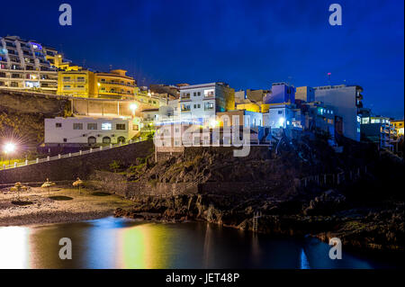 Puerto de Santiago di notte, isole Canarie Foto Stock